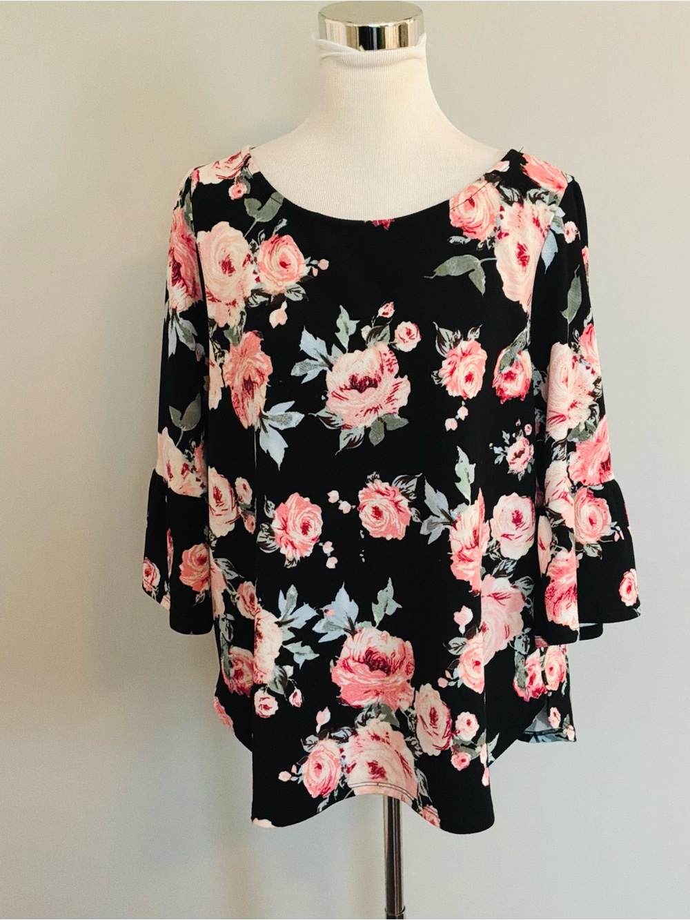 Women’s Top Green Envelope Los Angeles 1X Black Floral Bell Sleeve Boho Romantic